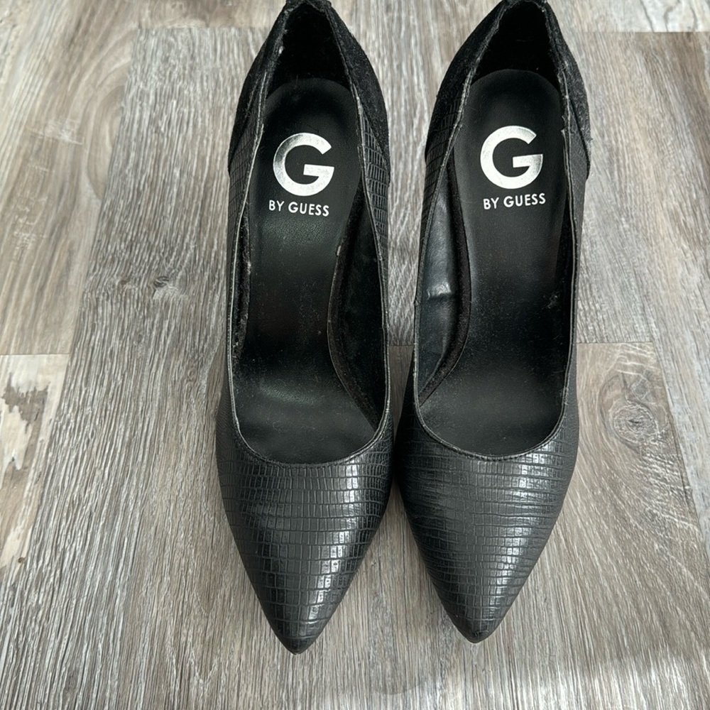 Black pumps